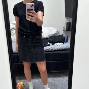 Levis kjol - Har knappt använt den, den är i helt nyskick. Storlek 29.  En levis jeans kjol. 