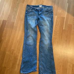 Supersnygga jeans om är köpta secondhand, säljer då de är för stora för mig, ca 40 cm i midjemått rakt över. Märket är ”grg denim”, de är lågmidjade o bootcut🥰 kontakta vid frågor🥰