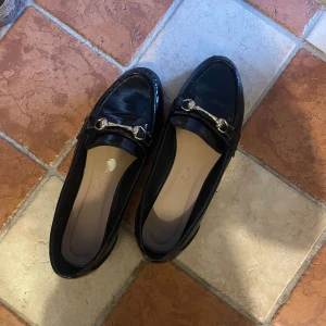 Loafers - Köpte på Vinted men de var för små. Skulle säga att de är storlek 37 typ. Min fot är 25cm lång och dessa var för små!