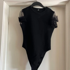 Blus  - Svart blus i storlek 38/M. Bra skick. 