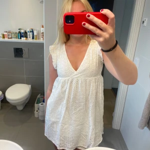 Klänning  - Säljer en vit miniklänning 