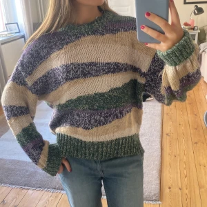 Cool stickadtröja med olika förger - Jättecool tröja endast avbänd en gång. 