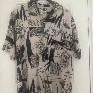 Skjorta  - Oversized skjorta med svart mönster