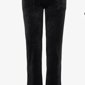 Juicy Couture Byxor - Använda men i fint skick, en liten slitning på ena knät som inte syns alls mycket!💞