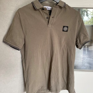 Stone island piké tröja  - Superfin Stone island pikétröja i strl M, jättefin grön färg och det är modellen slim fit. Inga defekter eller liknande!