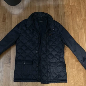 Peak performance jacka  - En riktigt stilig och gammalstil jacka av peak performance. Skick 10/10 då den endast e testad 1 gång. Nypris ca 2000kr (inte helt säker) Det är en fin jacka som håller en varm under vintern. Storlek S passar även M