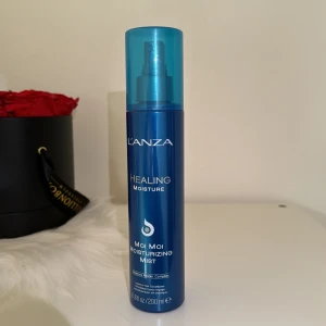 Lanza  - Moi Moi Moisturizing Mist 200 ml, skulle uppskatta att det är ca halva flaskan kvar. 