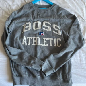 Hugo boss sweatshirt  - En snygg sweatshirt från Hugo boss tröjan är använd 1-2 gånger och är i otroligt bra skick  ny priset ligger på ca 1000 kr och jag säljer den för 500 (priset går att diskuteras)