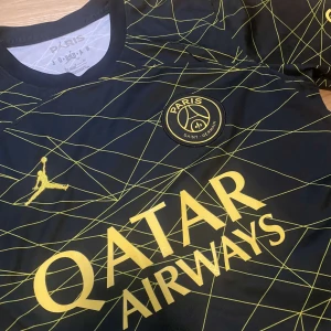 Psg tröja - En riktigt fet psg tröja som jag nu säljer eftersom den aldrig kommer till användning. Riktigt skön att ha på sig för träningar eller vid varmt väder! Skick 10/10, det är bara att skriva vid funderingar!