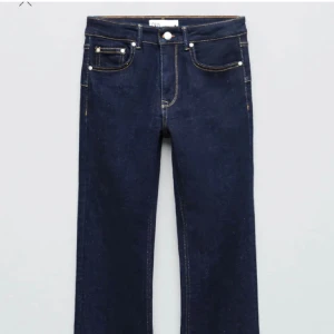 Mörklblåa Zara jeans - Lite nyare bilder från någon månad sen💗 St: 38/M, men passar på mig som har S  Midrise/precis under naveln  Nyskick, oanvända Mörkblåa/marinblå med lite slitning (som det ska va) längst ner. För lång på mig som är typ 165/166 Skriv för fler frågor💗 