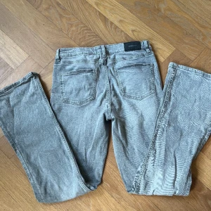  Snygga och trendiga jeans från Gina Tricot. -  Rätt så använda jeans från Gina Tricot som är super snygga och trendiga. Det är lys och bootcut och är i storlek 158. Skriv för mer bilder eller om ni har ett annat prisförslag .