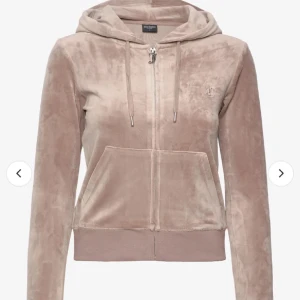 Beige juicy couture kofta - Jätte snygg juicy kofta men kommer aldrig till andvändning. Den är andvänd någon enstaka gång, därav jätte bra skick. Storlek L men passar även s,m