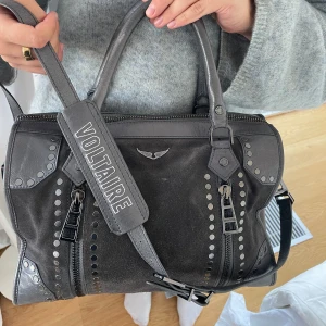 Zadig & Voltaire sunny medium bag - Säljer min väska från zadig voltaire som jag har tagit väldigt bra hand om i 2 år.  Köpt på zadig i köpenhamn.  Skriv för fler bilder:))