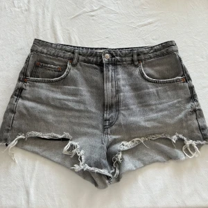 Gråa jeans shorts  - Gråa jeans shorts från zara