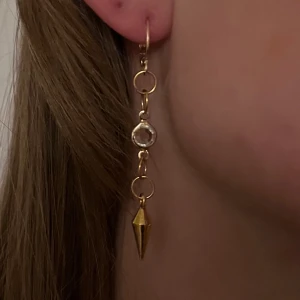 Hanna earring guld - Säljer detta fantastiska örhänge som även finns i silver. Ett perfekt örhänge nu inför skolstarten för de som söker kvalitativa, prisvärda stockholmsstilsmycken💕