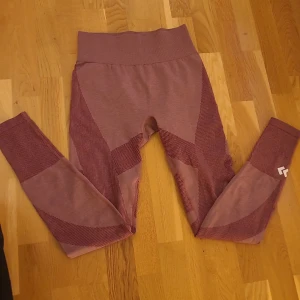 Rosa seamless tights från Lager 157 - Rosa seamless tights från Lager 157 i storlek M. De är superbekväma och perfekta för träning. Tightsen har en hög midja och är gjorda i ett stretchigt material som ger en tight passform. Köparen står för frakten 