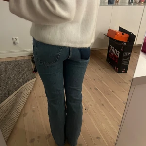 Blå jeans med rak passform - Säljer dessa jättecoola jeans från weekday. Så unika och samtidigt stilrena, går enkelt att matcha till vad man vill. De är lågmidjade eller mid waist