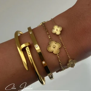 Armband vattentät - vattentät o fläckfri klöverarmband av rostfritt stål och äkta sötvattenspärlor. Endast testad. Ordinariepris 456kr. 16-19cm. Finns även en i silver. Färgen är livligare än andra bilden visar, det va ba kväll