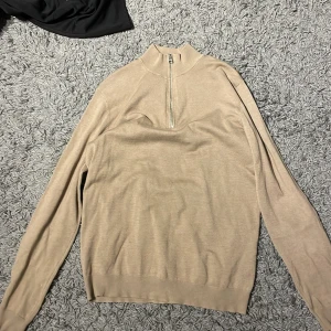 Beige tröja med dragkedja - Säljer en snygg beige tröja i storlek XS. Den har en dragkedja framtill och är långärmad. Perfekt för både höst och vår, och den är i bra skick. Supermjuk och bekväm att ha på sig!