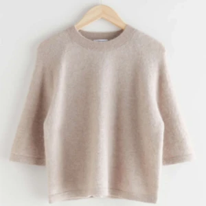 & Other Stories Tröja! - Säljer denna sjukt fina tröja från  & Other Stories! Den är i mycket bra skick och är sparsamt använd. Säljer då den inte längre kommer till användning. 💕