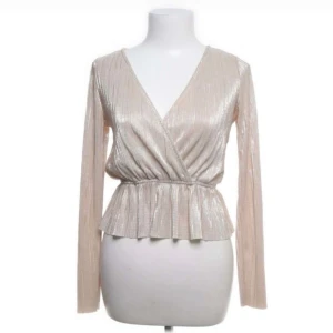 gina topp - från sellpy, aldrig använt. Fin färg och bra skick