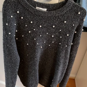 Stickad tröja med pärlor  - Superfin och skön! Lite nopprar, pris diskuterbart ❤️🩷