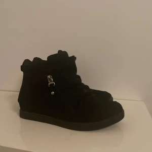 isabelle marant LIKNANDE skor💕💕 - svarta isabelle marant liknande skor i bra skick, säljer pga att dom är för stora för mig👌🏼