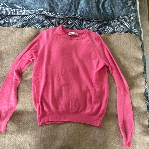 Tjocktröja  - Säljer denna stickade tröja då färgen inte riktigt passar mig. Den är i bra skick och knappt använd!
