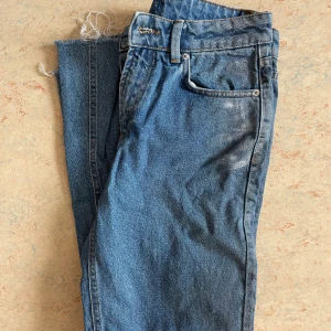 Jeans  - Jeans med glitter på sidan av benet, otroligt coola! 