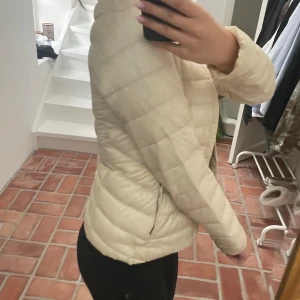 Uniqlo jacka - Fint skick. Färgen är lite beige/vit. Skriv vid frågor💓