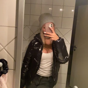 Svart pufferjacka från Columbia - Skit snygg calvin klien jacka,  är precis som ny och bara använd ett fåtal gånger. Nypris-1100kr 