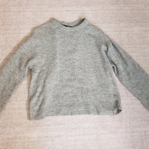 stickad tröja - grå stickad tröja som inte kommer till användning längre, den är från lager 157 och är i storlek xs, den är inte alls använd mycket och i bra skick!