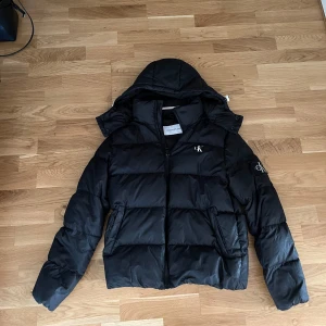 Calvin Klein vinterjacka - Säljer min gamla vinterjacka då den blivit för liten, jag köpte den för ett år sedan och är fortfarande i väldigt bra skick. Den har perfekt värme under vintertider och är i storlek Small. Jackan kostar ny 2700. 