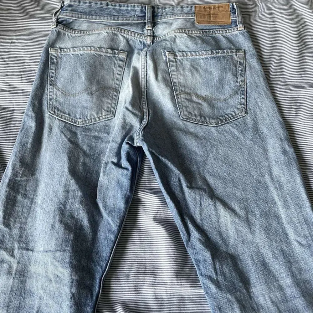 Tjenaa säljer dessa riktigt snygga Jack and Jones jeans! De är i fint skick och inga hål osv!💯 | Nypris: 900 | mitt pris: 149!👑 | Hör av er för frågor!!‼️💯💯. Jeans & Byxor.