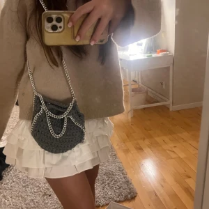 STAZZI REMAKE VÄSKA - Super snygg väska som passar t allt!❣️🤩 Köpte början av 2023 och använd ett antal få gånger därav att jag säljer den. Nypris 550kr, säljer för 300❤️‍🔥 Skriv privat för fler bilder eller frågor!