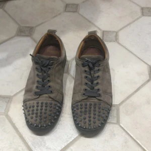 Gråa loubetins  - Säljer ett par Loubs för att jag ska köpa andra skor, Fyra dobbar har gått av sammanlagt på dåsa skorna tillsammans men de är i ett bra skick annars.Helt äkta köptes sprillans nya.