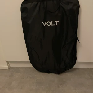 VOLT Kostym  - En marin blå kostym från volt i storlek 48. Har använts endast en gång. Hör av er om ni har några frågor eller funderingar 😁Jag är även öppen för byten!