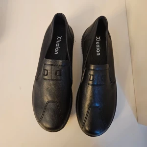 Svarta loafers från Xiuxian - Snygga och stilrena svarta loafers från Xiuxian. De är gjorda i skinn och är perfekta för både vardag och festliga tillfällen.