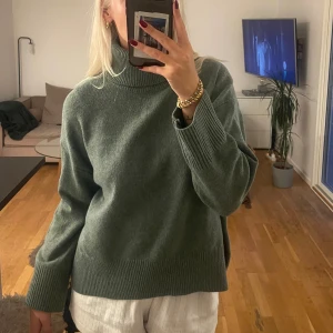 Stickad polotröja h&m XS - Stickad polotröja från h&m i jättefin grön färg. Strl XS. Oanvänd men tagit av prislapp