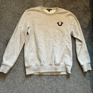 True religion sweatshirt - Rensar min garderob. nästan som ny sweatshirt, storlek S men passar mer M, inget slitage.