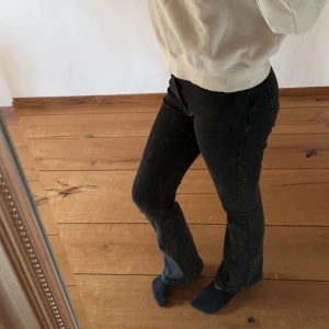 Jeans  - Super snygga svarta bootcut jeans från Gina 