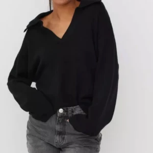 Stickad tröja - Svart stickad tröja från ginatricot som inte kommit till användning! Supervarm o skön 💝 nyskick!