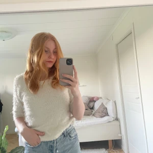 Vit topp - Mysig lite lurvig topp med trekvartsärmar. 