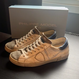 philippe model skor - ❗️INTRESSEKOLL❗️philippe model skor i storlek 41. skorna är i bra skick och har inga skador förutom de ni ser på sista bilden! skriv om ni vill ha fler bilder eller om ni har någon fråga! nypris 4,415kr!