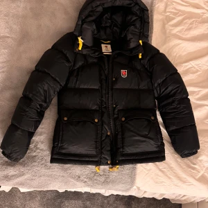 Fjällräven jacka dam  - Säljer nu den här jackan pågrund av att jag vill ha en annan jacka. Den är i fint skick och jag har endast använt den en säsong ett fåtal gånger. 