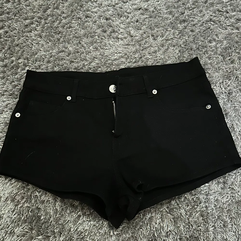 Svarta lågmidjade shorts, helt oanvända. Korta. Shortsit.