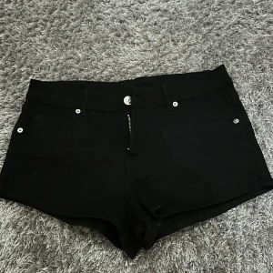 Lågmidjade shorts - Svarta lågmidjade shorts, helt oanvända. Korta