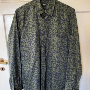 Hugo Boss skjorta - Grön och Blå spräcklig skjorta från Hugo Boss.  Storlek: S, Regular Fit