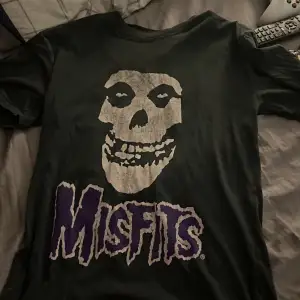 Misfits merch, från carlings. Storlek S men känns mer som en M-L då den är ganska stor i storleken.