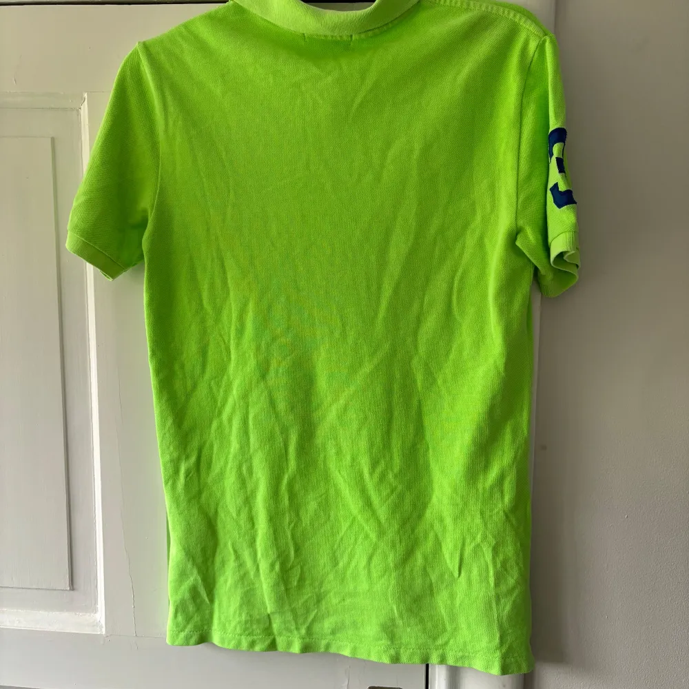 Lime grön pike tröja strl 14-16 år / xs i fint skick . T-shirts.